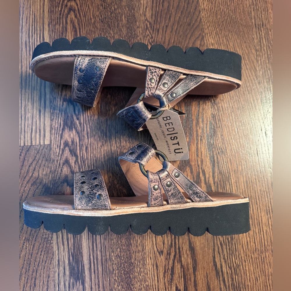 Bedstu Chow sandals, new in box